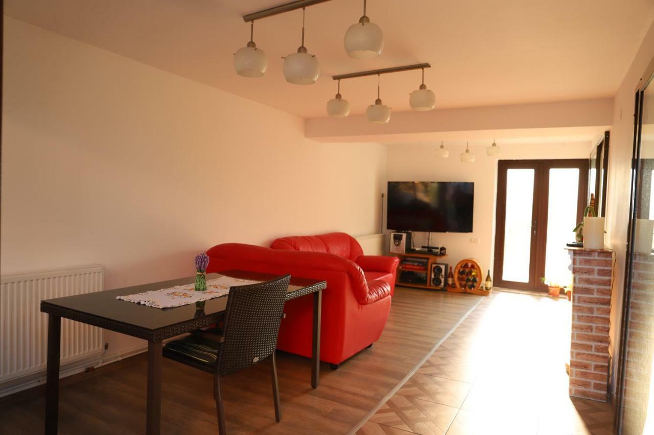 Upstairs Residence Târgu Jiu المظهر الخارجي الصورة