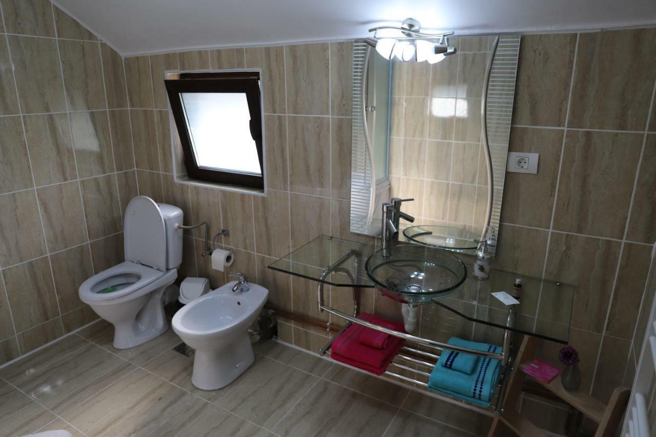 Upstairs Residence Târgu Jiu المظهر الخارجي الصورة