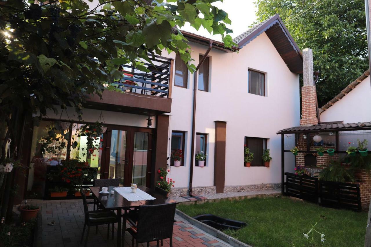 Upstairs Residence Târgu Jiu المظهر الخارجي الصورة
