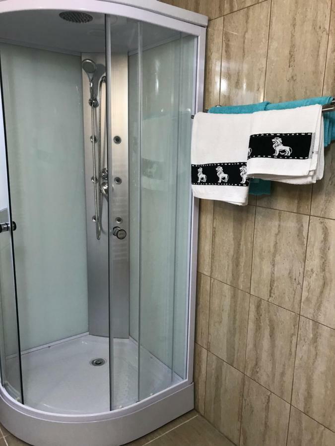 Upstairs Residence Târgu Jiu المظهر الخارجي الصورة