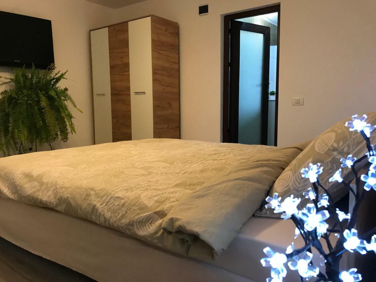 Upstairs Residence Târgu Jiu المظهر الخارجي الصورة