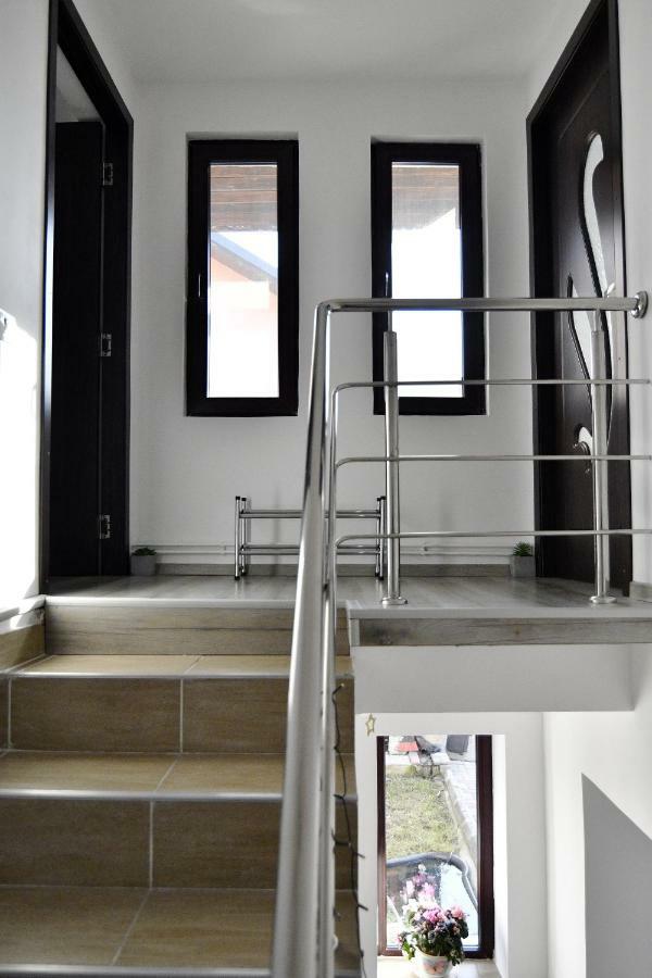 Upstairs Residence Târgu Jiu المظهر الخارجي الصورة