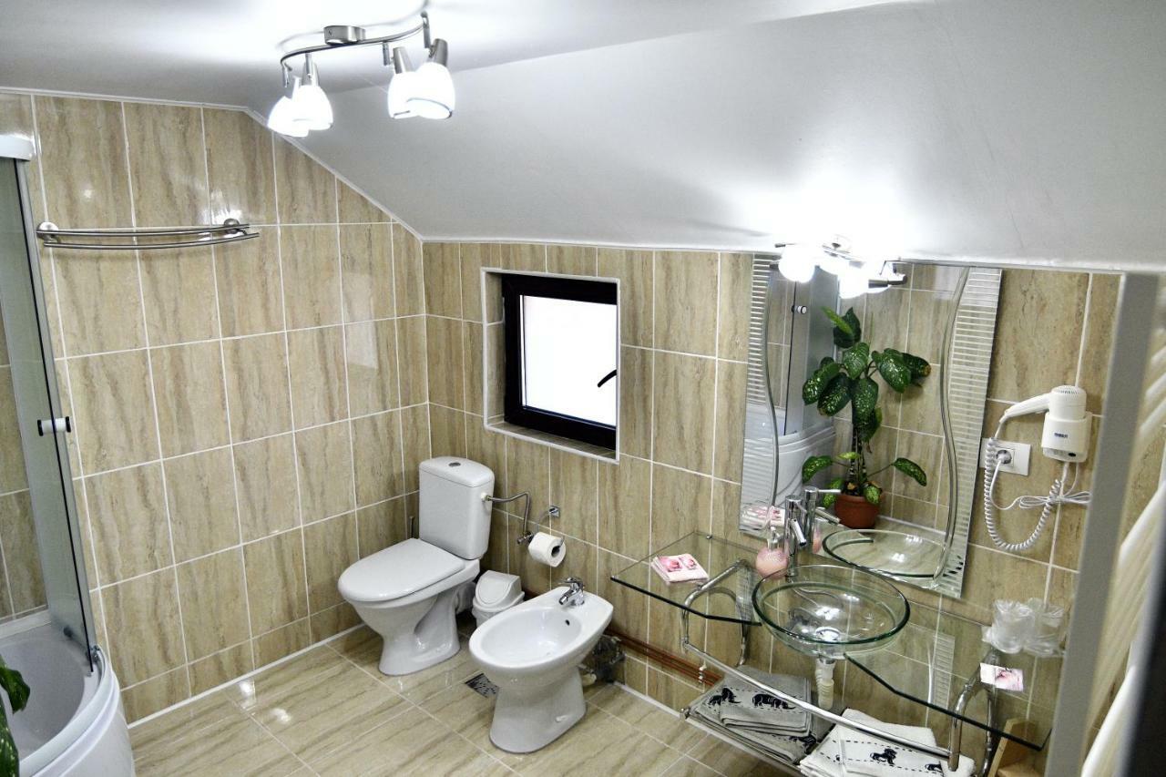 Upstairs Residence Târgu Jiu المظهر الخارجي الصورة