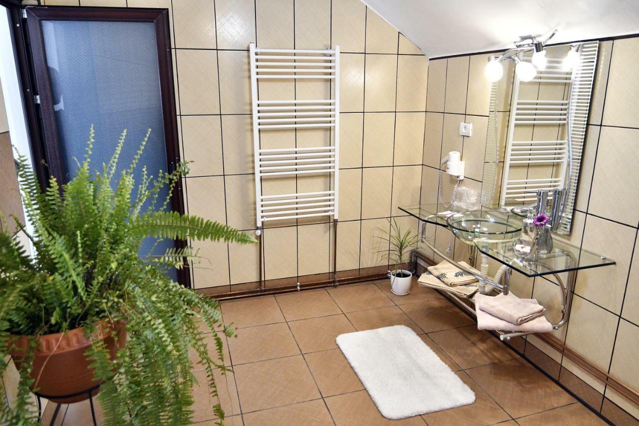 Upstairs Residence Târgu Jiu المظهر الخارجي الصورة
