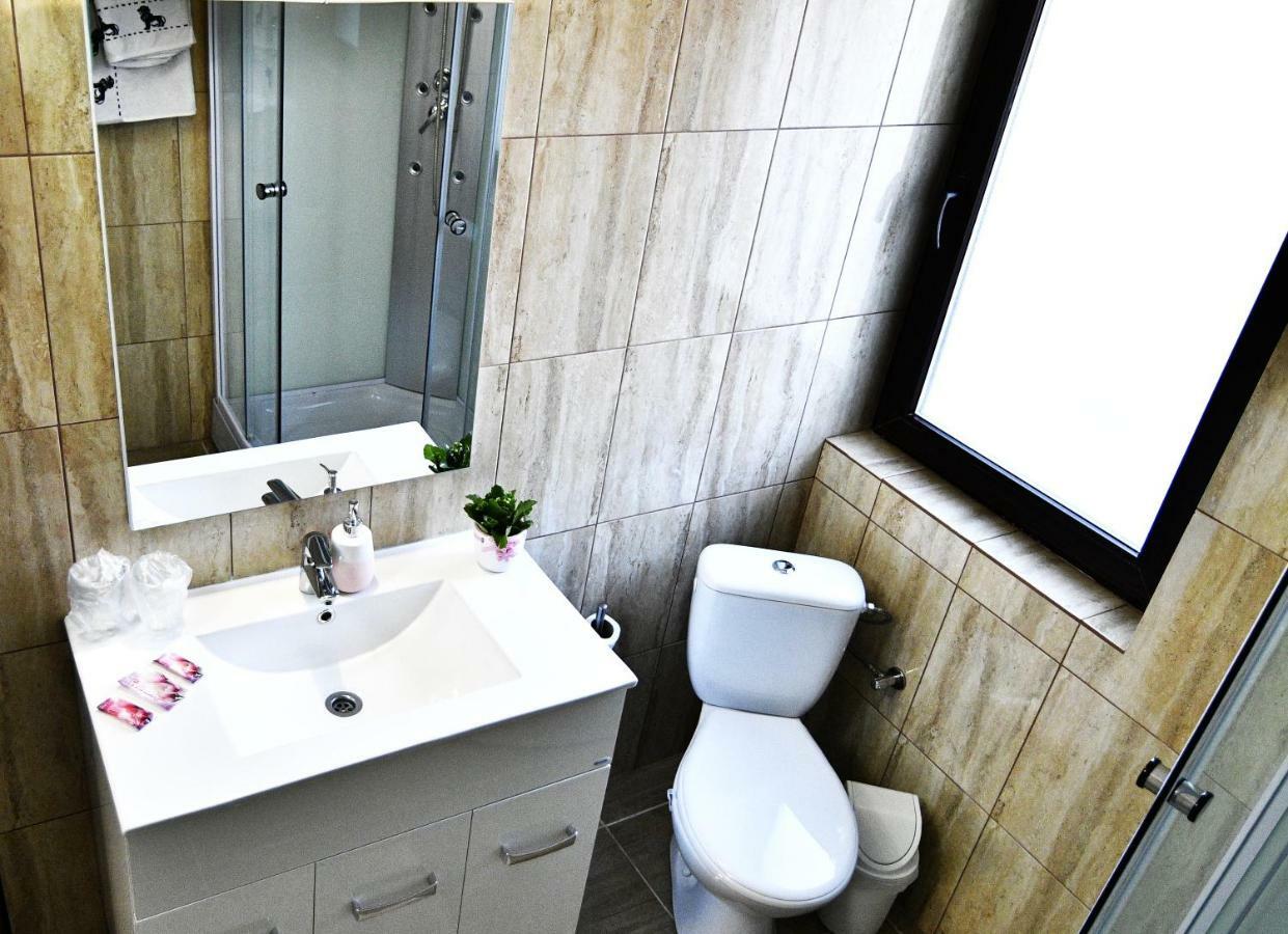 Upstairs Residence Târgu Jiu المظهر الخارجي الصورة