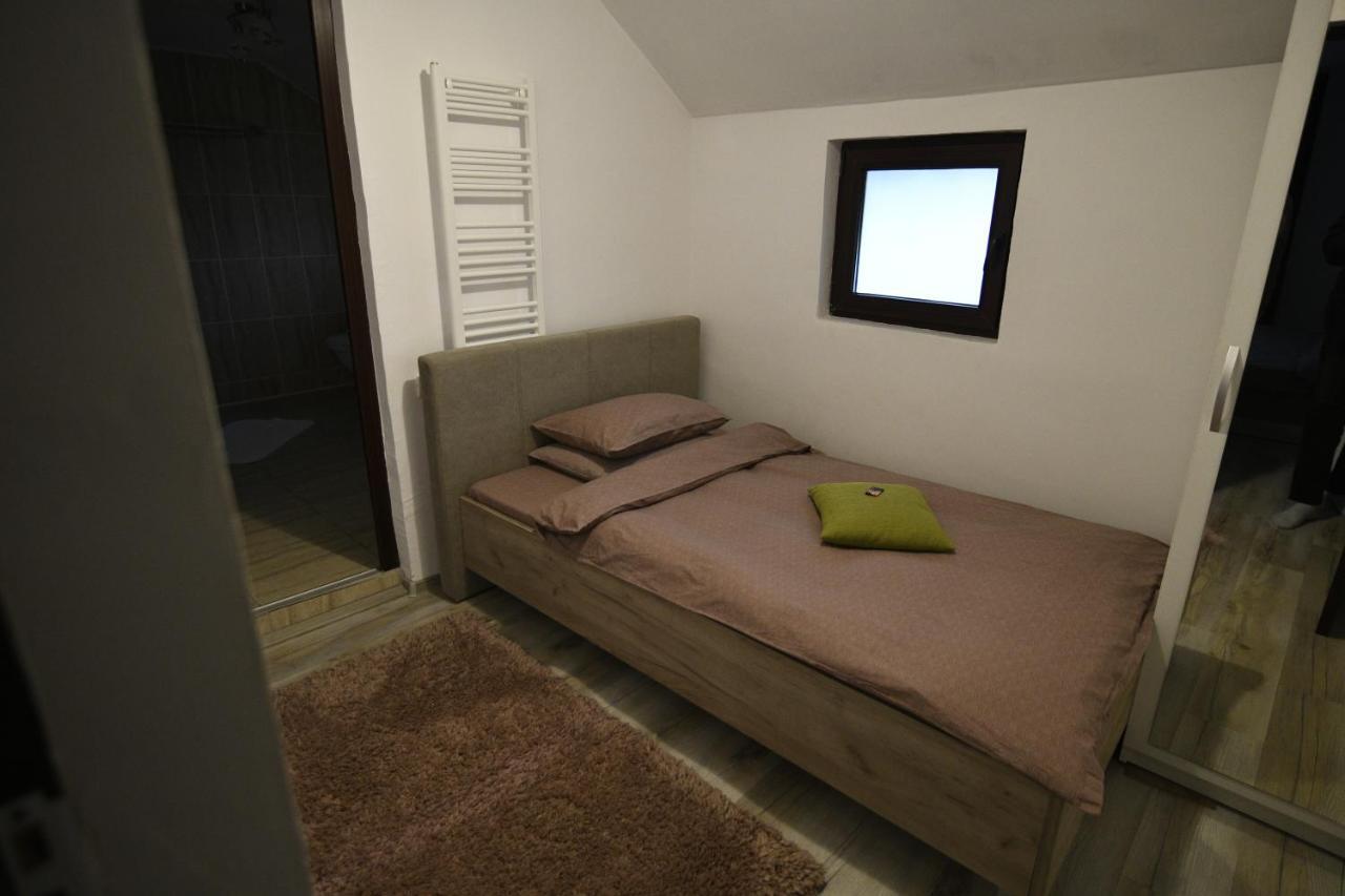 Upstairs Residence Târgu Jiu المظهر الخارجي الصورة