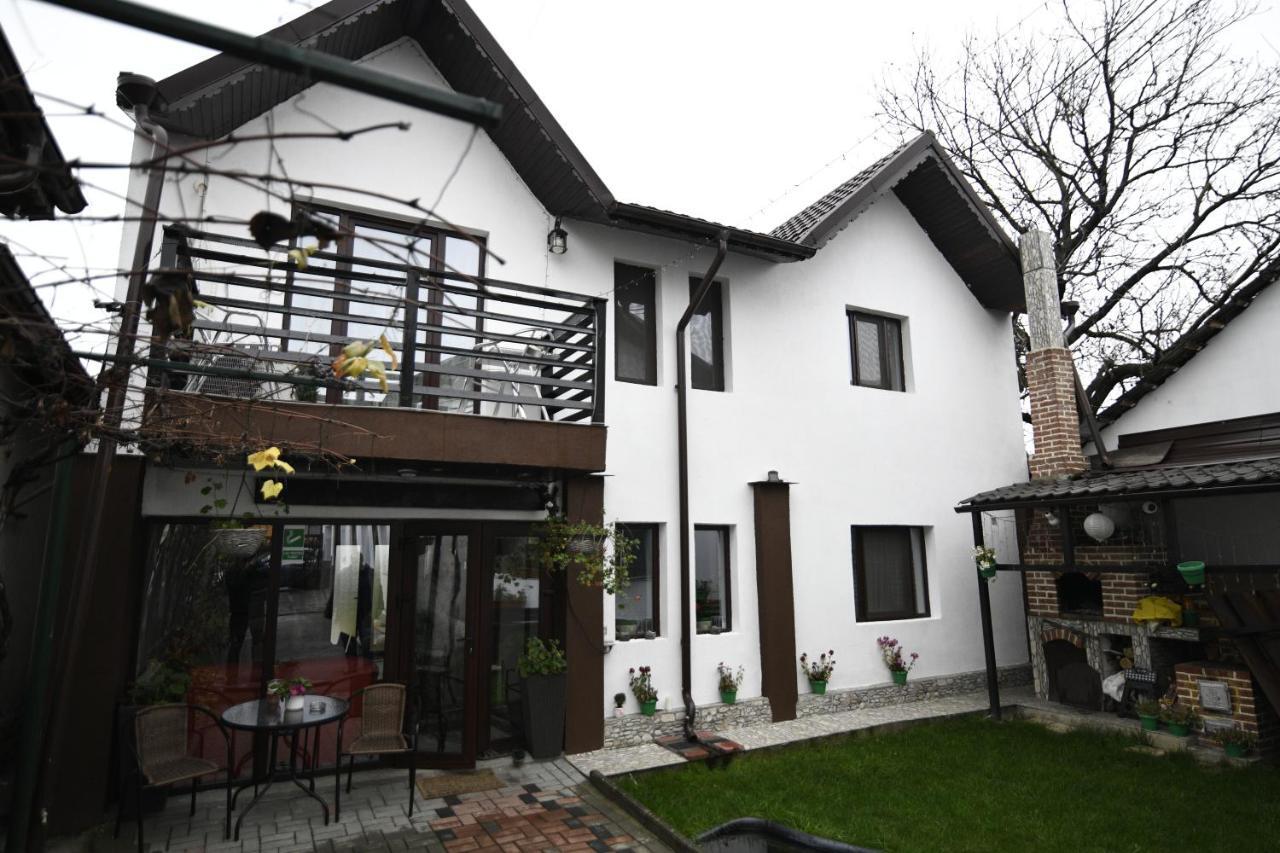 Upstairs Residence Târgu Jiu المظهر الخارجي الصورة